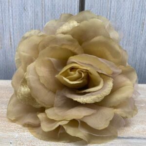 FLOR FORMANDO UNA ROSA DELICADA COLOR ARENA