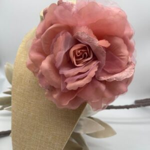 Flor aterciopelada con organza