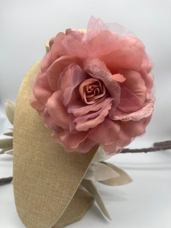 Flor aterciopelada con organza