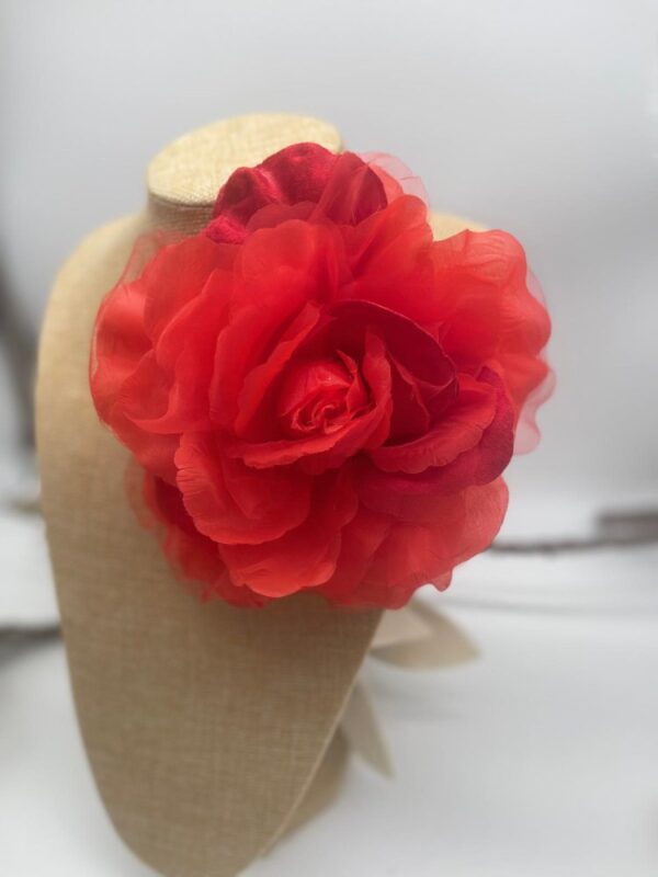 Flor aterciopelada con organza - Imagen 2
