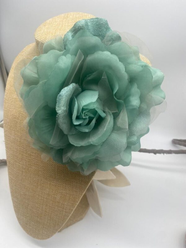 Flor aterciopelada con organza - Imagen 5
