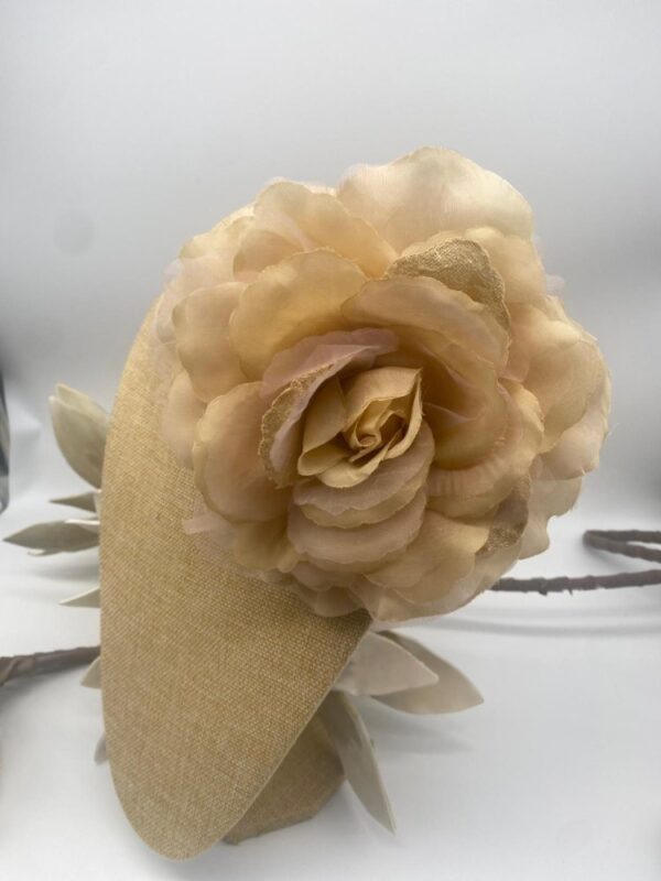 Flor aterciopelada con organza - Imagen 7
