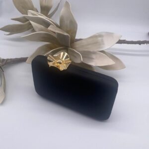 Bolso tejido mate con broche flor dorada