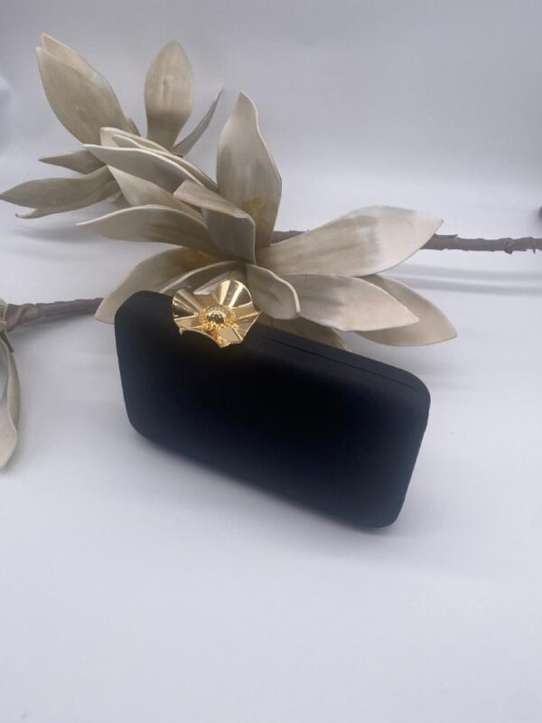 Bolso tejido mate con broche flor dorada