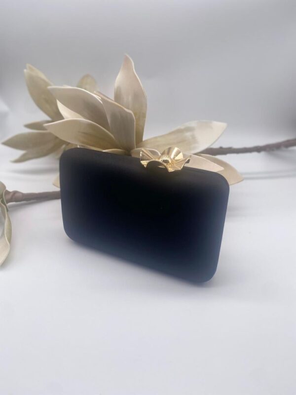 Bolso tejido mate con broche flor dorada - Imagen 2