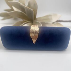 Bolso piel vuelta azul marino con broche hoja dorada