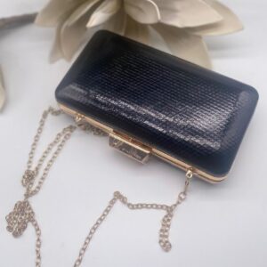 Bolso negro con motivos dorados