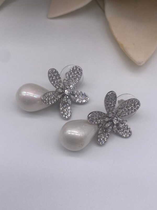 Pendientes plateados con cristal y perla lágrima