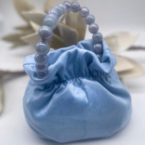 Bolso celeste con asa de perlas