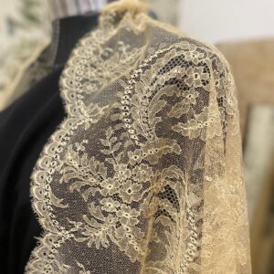 MANTILLA CHANTILLI EN COLOR VAINILLA