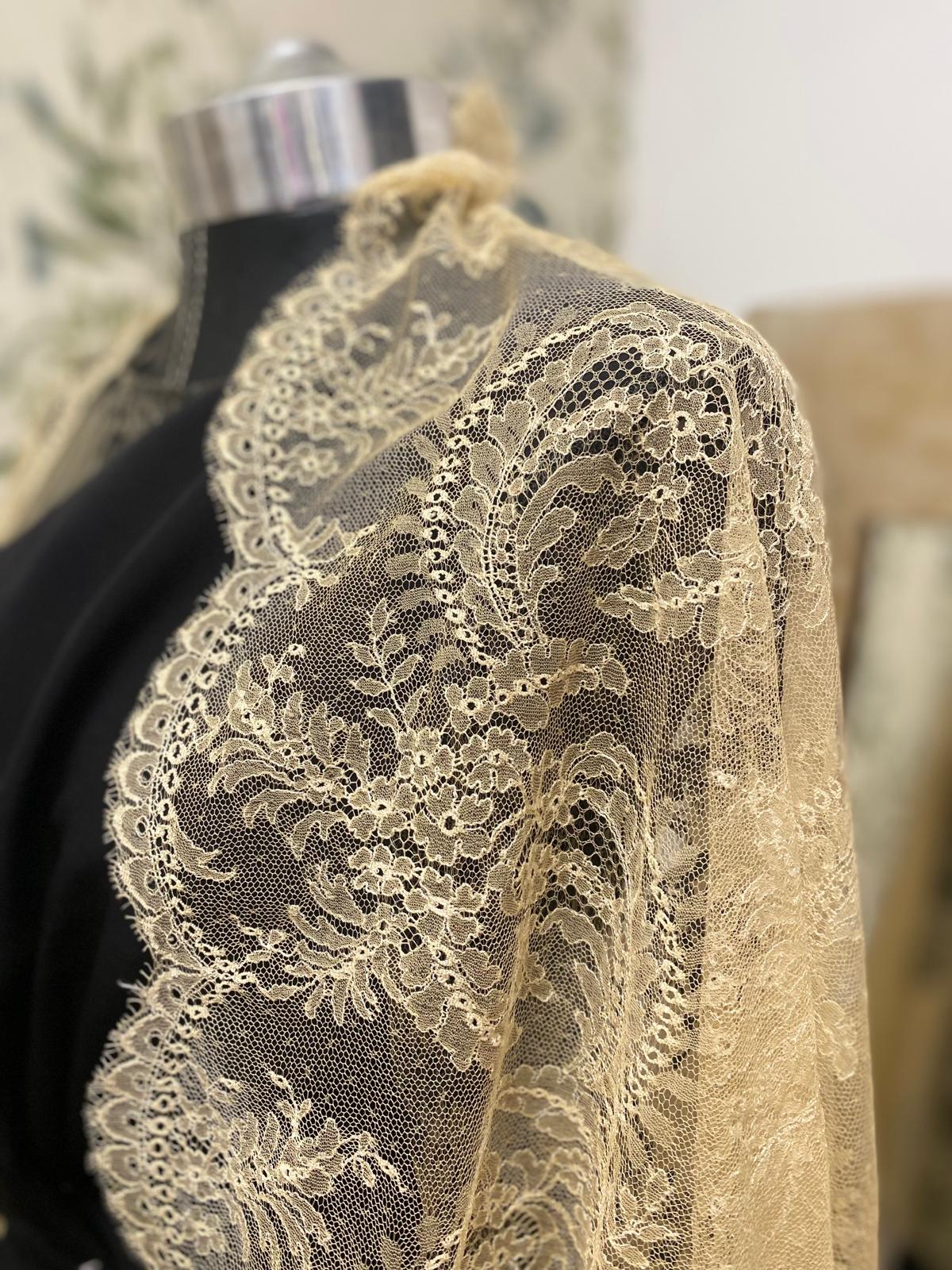 MANTILLA CHANTILLI EN COLOR VAINILLA