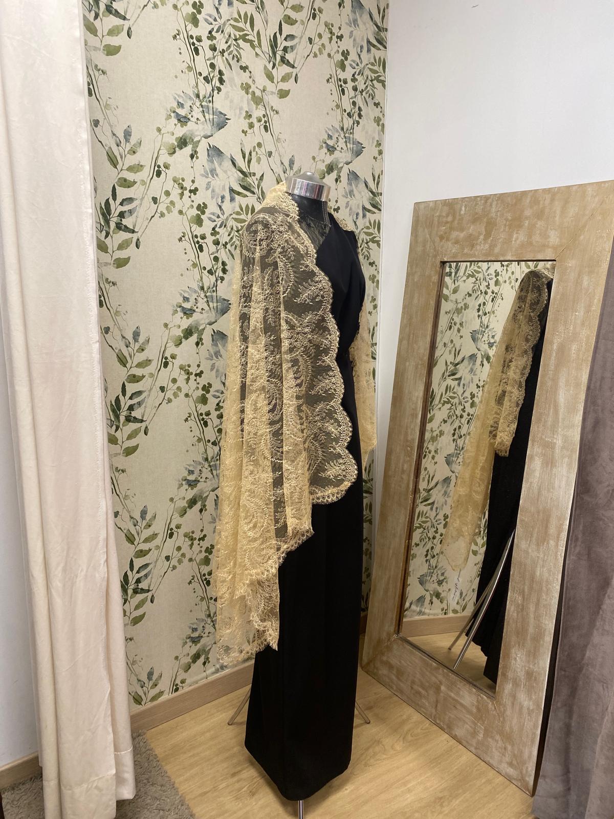 MANTILLA CHANTILLI EN COLOR VAINILLA - Imagen 6