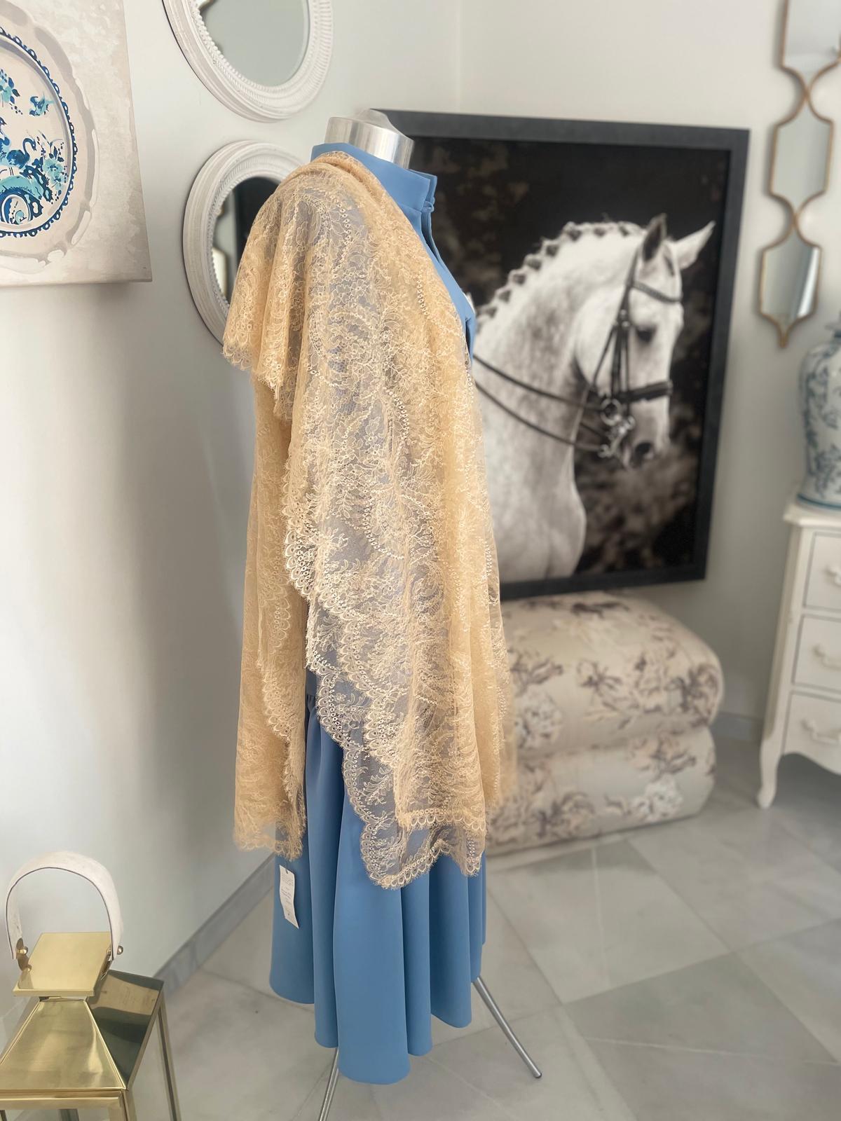 MANTILLA CHANTILLI EN COLOR VAINILLA - Imagen 3