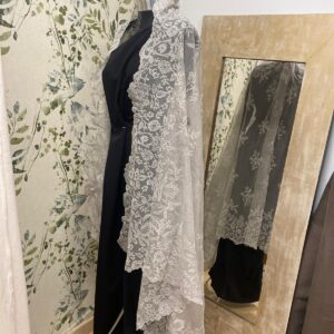 MANTILLA GRIS CLARO CON HILO PLATEADO