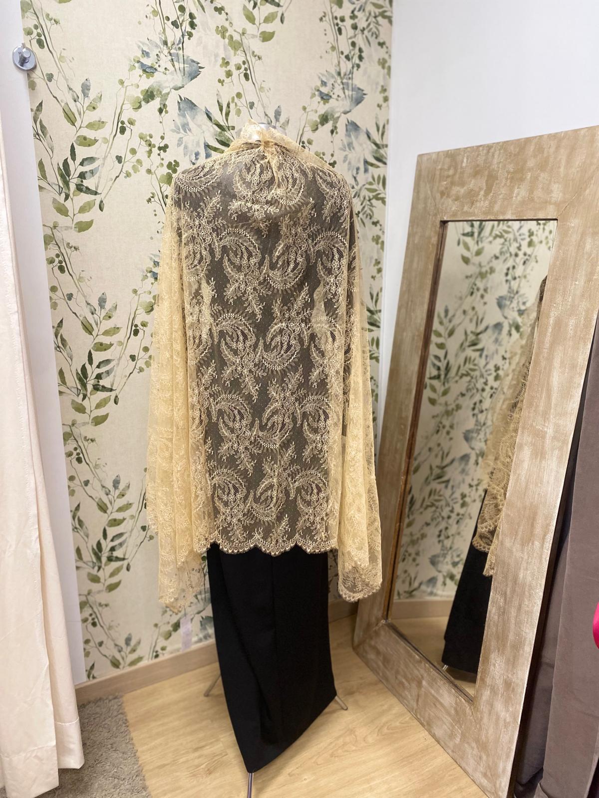 MANTILLA CHANTILLI EN COLOR VAINILLA - Imagen 5